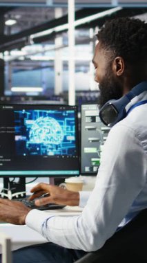 Donanım yapılandırmak için yapay zeka sinir ağı modelleri kullanan dikey video veri merkezi sistem yöneticisiName Çalışan sunucu odasında makine öğrenme programlama dili üzerinde çalışır, sistemi optimize eder