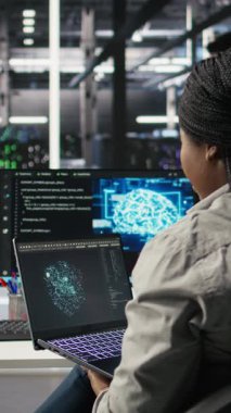 Dikey video veri merkezi yönetimi, makine öğrenme yükleri için yapay zeka teknolojisini dizüstü bilgisayarda kullanıyor. Sunucu merkezi çalışanı bilgisayarın üzerinde yapay zeka kullanarak zor bilgisayar görevleri yapıyor, kamera A