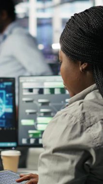 Dikey video veri merkezi yönetimi, makine öğrenme yükleri için yapay zeka teknolojisini dizüstü bilgisayarda kullanıyor. Sunucu merkezi çalışanı bilgisayarın üzerinde yapay zeka kullanarak işlem gerektiren görevleri yerine getiriyor, kamera B