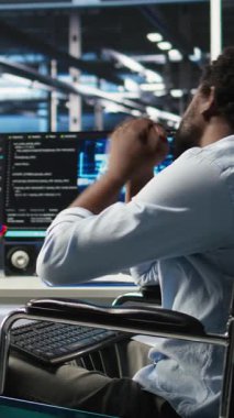 Veri merkezinde parapleji olan dikey video sabırsız mühendis yavaş yapay zeka ağaç yazılımından rahatsız oldu. Bozuk sunucu merkezi çalışanı hatalı görsel programlama aracı kamera A tarafından hayal kırıklığına uğratıldı