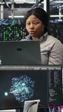 Dikey video Sinirli Veri Merkezi Yöneticisi düğüm ağacı programlamada sorun yaşıyor. Sunucu odasındaki sinirli kadın, öngörüsel yapay zeka görüntüleme sistemini kullanırken arıza çıkarıyor.