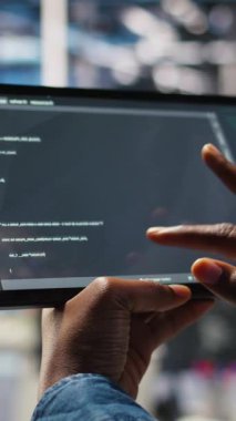 Sunucu odası programcısının dikey videosu tablet üzerindeki kodlamayı kontrol ediyor işlevsel verimliliği arttırıyor ve çalışma süresini azaltıyor. Teçhizatı güncellemek için kullanılan programlama dili betiği doğrulanıyor
