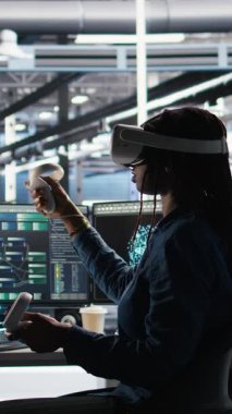 Verileri analiz etmek için sanal gerçeklik teknolojisi ve düğüm ağacı yazılımı kullanan dikey video veri merkezi teknisyeni. Vitesi geliştirmek için görsel programlama araçları ve VR ekipmanları kullanan sunucu odası uzmanı