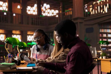 İşletme yönetimi becerileri için liderlik ve finans öğrenen çeşitli girişimcilik öğrencileri grubu, kariyer odaklı öğrenciler. İnsanlar vergi ve Avrupa diploması için muhasebe okuyor.