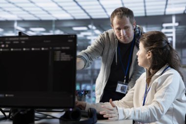 Bilgi işlem mühendisleri, veri depolama ekipmanlarını onarmak için beyin fırtınası yapıyorlar. Veri merkezinde çalışan meslektaşlar, hesaplama işlemleri yapan platformların nasıl onarılacağını tartışıyor