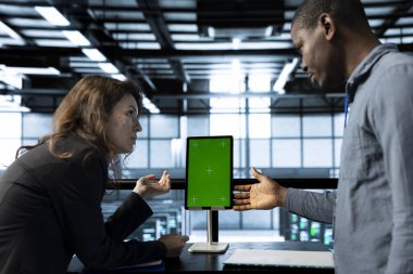 Veri merkezindeki programcılar beyin fırtınası yapıyorlar, taklit tablet kullanıyorlar, analitik gözlemliyorlar, ekipman sağlığını gözden geçiriyorlar. Sunucu merkezi bilişim uzmanı ekibi izole ekran aygıtı kullanın, sistem parametrelerini ayarlayın