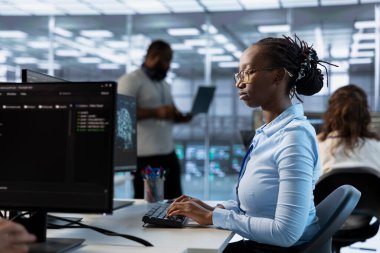 Sunucu odasındaki teknisyen enerji tüketimini azaltmak için güç yönetimi çözümleri uyguluyor. Bilgi Merkezi çalışma alanına yeni teknoloji ve sistemleri entegre eden bilişim profesyoneli