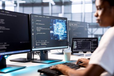 Yapay zeka teknolojisini kullanarak sunucu çiftliğindeki yönetimin yeni başlayan şirketlerde üretkenliği arttırması. Veri merkezinde AI güdümlü çözümler uygulamada makine öğrenme uzmanı