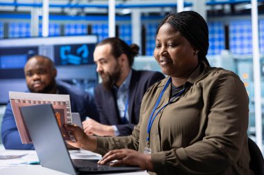 Araştırma ve geliştirme veri analizi için not defteri kullanan endüstriyel bitki araştırmacıları. Fabrika mühendisliği ekibi, laptop kullanarak yenilikçi fotovoltaik materyalleri araştırmak için birlikte çalışıyor.