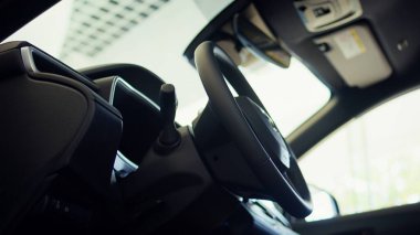 Arabanın iç konsol dişli kolu, tekerlek, içecek tutacağı ve iletim kontrol panelinin yakın çekim görüntüsü. Araç vites değiştirme elektronik panel kontrol düğmelerinin görüntüsü