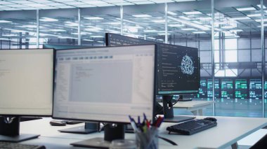 Yapay zeka iş yükleri ve nöral ağ öğrenme teknolojisinin veri işleme gereksinimleri için kullanılan sunucu çiftliğindeki PC görüntülemelerindeki programlama dilini kapat, görüntüleme