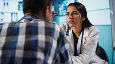 Hintli bir uzmanla bir tıp ofisinde optometri danışmanlığı. Görme ve sonuçları değerlendirmek için göz muayenesi ve optik araçlar kullanan profesyonel optometrist göz muayenesi sağlar. Kamera B.