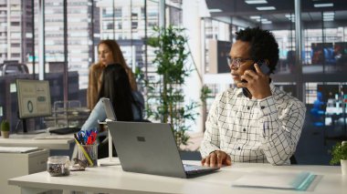 İşadamı masasında bir cep telefonu görüşmesi yapıyor, bir projeyi yönetiyor ve anlaşma stratejilerini tartışıyor. Çoklu görev becerileri, şirket ortamında üretkenliği sağlar. Kamera B.