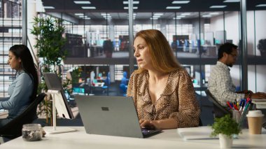 Bir video konferansında işletme müdürü şirket hedeflerini tartışıyor, karar verme ve kaynak tahsisine odaklanıyor. CEO çoklu görev operasyonları ve görev yönetimi verimli. Kamera B.