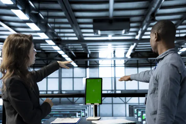 Veri merkezindeki bilgisayar bilimcileri taklit tablet kullanıyor, sunucu donanımlarını denetliyor, ağ topolojilerini güncelliyor. Ekip çalışması bilişim uzmanları beyin fırtınası yapıyor, kroma anahtar aygıtı kullanarak, istikrarlı işlemleri sağlıyorlar