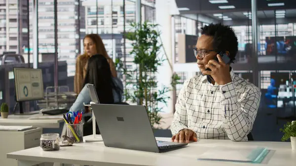 İşadamı masasında bir cep telefonu görüşmesi yapıyor, bir projeyi yönetiyor ve anlaşma stratejilerini tartışıyor. Çoklu görev becerileri, şirket ortamında üretkenliği sağlar. Kamera B.