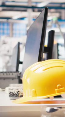 Güneş enerjisi sistemlerini incelemek için kullanılan fabrika güneş panellerinde dikey video görüntüsü. Verimliliği ve sürdürülebilir verimliliği arttırmak için kullanılan boş fotovoltaik fabrikasındaki masadaki bilgisayar ekranı