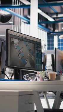 Vertical Video PC yenilenebilir enerji yüksek teknoloji tesisinde canlı ölçümler yaparak güneş paneli montaj sürecini takip ediyor. Photovoltaics fabrikası mühendisliği çalışma alanının kusursuz olmasını sağlamak için izlenmesi