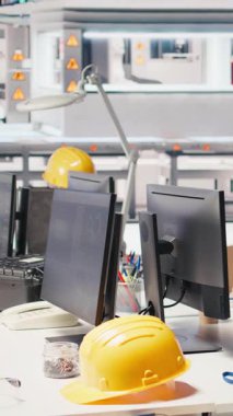 PC monitöründeki dikey video CAD programı üretim hattı tasarımında kullanılan fotovoltaik fabrikasında. Boş güneş panellerindeki bilgisayar ekranındaki simülasyon yazılımı sarı başlığın yanına yerleştirildi