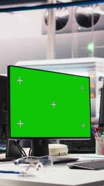 Üretim hattını denetlemek, verileri analiz etmek ve sistem ölçümlerini gözden geçirmek için kullanılan fotovoltaik fabrikasında PC üzerinde dikey Video Chroma anahtar görüntüsü. Güneş panellerindeki bilgisayar yenilenebilir enerji üzerine çalışıyor.