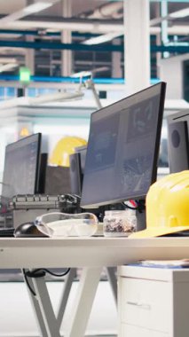 Fotovoltaik fabrikasında üretim akışını optimize etmek için kullanılan dikey bilgisayar yazılımı. Boş sürdürülebilir enerji güneş panellerindeki PC programı imalat sürecini izlemek için kullanılan tesis.