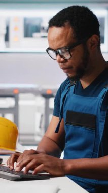 Dikey Video Siyah Mühendisi, alternatif enerji için güneş paneli tasarımları üreterek, güneş fabrikası yazılımında otomasyon mantığı uyguluyor. Yüksek teknoloji üretim hattı. Kamera A.