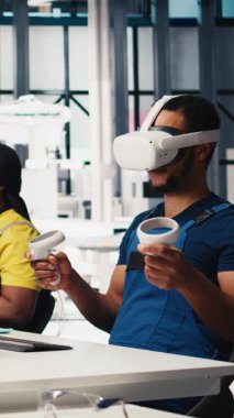 Güneş enerjisi otomasyonunu geliştirmek için VR kulaklık kullanan dikey video güneş panelleri fabrika mühendisi, çevre dostu. Fotovoltaik üretim fabrikası uzmanı sanal gerçeklik ekipmanı kullanıyor, yüksek teknoloji