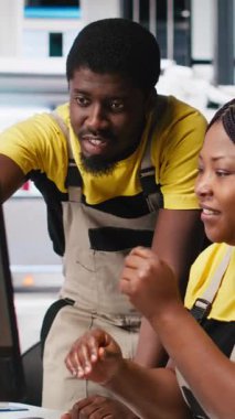 Yüksek teknolojili bir güneş paneli fabrikasında çalışan dikey video mühendislik ekibi, kesintileri azaltıyor ve kusursuz bir üretim sürecine incelik gösteriyor. Güneş enerjisi üretimini optimize eden teknisyenler