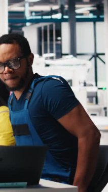 Dikey Video Siyah Mühendis, yenilenebilir enerji tesisinde PC kullanarak, endüstriyel iş istasyonuna güneş sistemi parametrelerini giriyor. Teknisyen yazılım yönetimi yoluyla sürdürülebilir üretimi destekliyor