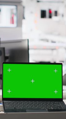 Sistem performansını yönetmek için kullanılan fotovoltaik fabrikasında bulunan dikey video ekran PC. Güneş panellerini izleyen bilgisayar üzerindeki krom anahtar fabrika enerji üretimi ve verimliliği.