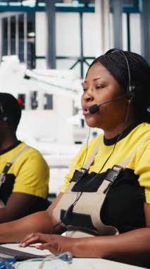 Dikey Video Yardım Hattı asistanı güneş üretimi sistemlerinde sorun yaratıyor, teknisyen yenilenebilir enerji fabrikasındaki fotovoltaik arızalara veya teknik sorunlara destek sağlıyor. Kamera B.