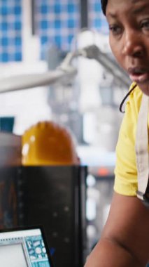 Dikey Video Afrikalı Amerikan takımı güneş paneli üretim tesisinde robot silahlar programlayarak çevre dostu alternatif enerji için güneş hücreleri oluşturmaya çalışıyor. Fabrikada sürdürülebilir çözümler