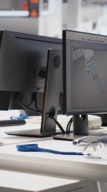 Fotovoltaik fabrikasında üretim akışını optimize etmek için kullanılan dikey bilgisayar yazılımı. Boş sürdürülebilir enerji güneş panellerindeki PC programı imalat sürecini izlemek için kullanılan tesis.