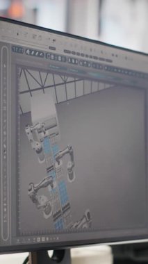 PC monitöründeki dikey video CAD programı üretim hattı tasarımında kullanılan fotovoltaik fabrikasında. Boş güneş panellerindeki bilgisayar ekranında simülasyon yazılımı sarı başlığın yanına kurulur Temiz