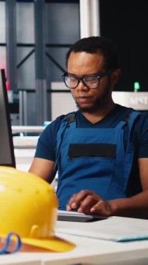 Dikey Video Siyah Mühendisi, güneş paneli montaj yazılımında tanısal kontroller yaparak, üretim sürecini ve güneş pillerini alternatif enerji için optimize eder. Yüksek teknoloji modern fabrika