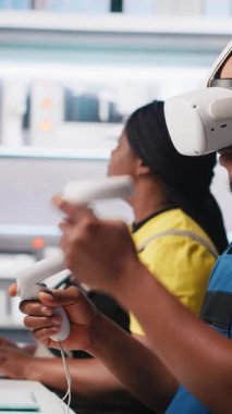 Güneş enerjisi otomasyonunu geliştirmek için VR kulaklık kullanan dikey video güneş panelleri fabrika mühendisi, çevre dostu. Fotovoltaik üretim fabrikası uzmanı sanal gerçeklik ekipmanı kullanıyor, yüksek teknoloji