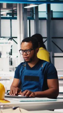 Dikey Video Siyah Mühendisi, alternatif enerji için güneş paneli tasarımları üreterek, güneş fabrikası yazılımında otomasyon mantığı uyguluyor. Yüksek teknoloji üretim hattı. Kamera B.