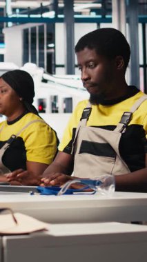 Vertical Video Black mühendisi güneş paneli üretiminde yenilenebilir enerji fotovoltaik sistemlerini artırmak için PC yazılımı üzerinde çalışarak güç optimizasyonu modelleri geliştirir. Çevre dostu endüstri. Kamera B.