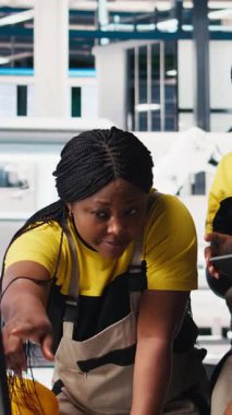 Fabrika çalışanlarından oluşan dikey Video Black ekibi, endüstriyel fabrikadaki güneş panelleri üretim hattında birlikte çalışarak teknik sorunları veya hataları düzeltiyorlar. Yenilenebilir enerji