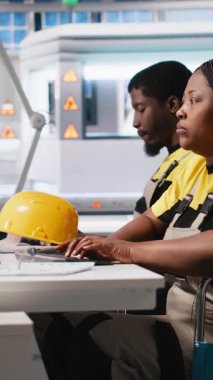 Engelli Dikey Video Kadını, fotovoltaik fabrikasında güneş pilleri tasarlama, hata ayıklama ve arızalı sistemleri tamir etme üzerine çalışıyor. Fabrika işçisi tekerlekli sandalye kullanıcısı operasyonel güvenilirlik sağlıyor