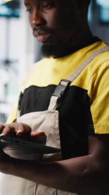 Güneş paneli fabrikasındaki dikey video mühendisi fotovoltaik sistem performansını dizüstü bilgisayardan inceliyor. Verimliliği ve sorun çıkarmayı optimize etmek için dizüstü bilgisayardaki üretim hattını analiz ediyorum. Kamera.