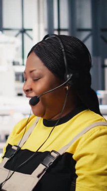 Dikey Video Güneş enerjisi kadın uzmanı. Güneş paneli santralinde uzaktan destek sağlıyor. Müşteri destek merkezinde çalışıyor. Teknisyen satış temsilcisi bakım ve yüksek teknoloji fabrikası sunuyor.