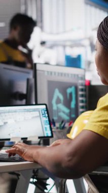 Dikey Video Photovoltaics fabrika mühendisi tekerlekli sandalye kullanıcısı endüstriyel yazılımda güneş panellerini geliştiriyor, imalat endüstrisinde bilgisayar üzerinde çalışıyor. Yenilenebilir enerji. Kamera A