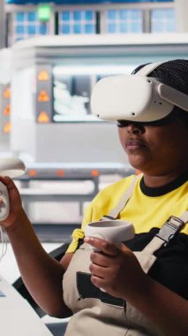 Fotovoltaik fabrikasındaki dikey video mühendisi arızalı sistemleri teşhis etmek için sanal gerçeklik ekipmanı kullanıyor. Kadın güneş panelleri denetleme için VR kulaklık kullanan fabrika işçisi, yüksek teknoloji