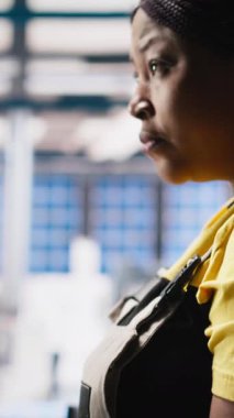 Dikey Video Photovoltaics fabrika mühendisi güneş paneli üretim hattının performans testini yapmak için dizüstü bilgisayar kullanıyor. Maliyet azaltma için sürdürülebilir güneş enerjisi ayarlarını geliştiren teknisyen