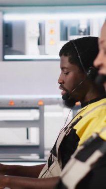 Dikey Video Güneş enerjisi kadın uzmanı. Güneş paneli santralinde uzaktan destek sağlıyor. Müşteri destek merkezinde çalışıyor. Teknisyen satış temsilcisi bakım ve yüksek teknoloji fabrikası sunuyor.