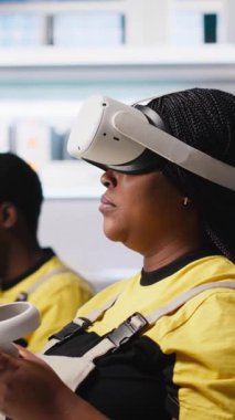 Dikey Video Photovoltaics fabrikası mühendisi alternatif enerji jeneratörlerinin modellerini yapmak için VR teknolojisini kullanıyor. Güneş panelleri, kadın çalışanların sanal gerçeklik teçhizatı kullanarak güvenli güneş hücreleri inşa etmelerini sağlıyor.