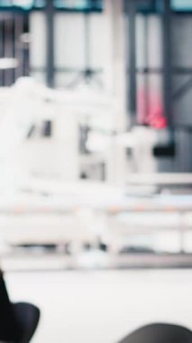 Dikey Video Siyah kadın teknisyen güneş paneli tasarımlarını endüstriyel yazılım üzerinde test ediyor, alternatif enerji üretim tesisinde çalışıyor. Üretim hattını optimize eden kadın mühendis. Kamera B.