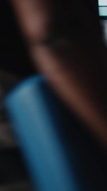 Dikey Video Afrikalı Amerikalı teknisyen, gelişmiş izleme ve üretim araçları kullanarak PC istasyonundaki yenilenebilir enerji ölçümlerini değerlendiriyor. Mühendis güneş enerjisinin hassasiyetini geliştiriyor. Kamera B.