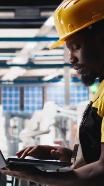 Dikey Video Mühendisi, güneş paneli fabrika üretim hatlarını izlemek için dizüstü bilgisayar kullanıyor. Kusursuz üretim akışını sağlamak için fotovoltaik ekipmanlara sorun çıkarıyor. Alternatif enerji için otomasyon